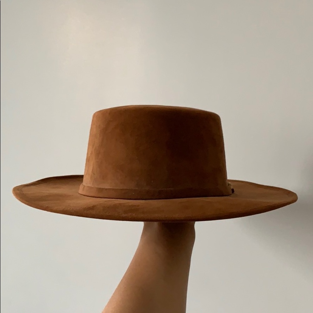 Caramel suede boat hat